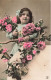 FANTAISIES - Une Petite Fille Tenant Un Bouquet De Rose - Colorisé - Carte Postale Ancienne - Andere & Zonder Classificatie