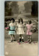 39888802 - Drei Kleine Maedchen In Verschiedenfarbigen Kleidern Mit Blumenkoerben Im Fotostudio R & K.L. 5373/6 - Fashion