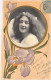 Photographie - Carte Photo - Jeune Femme Dans Un Médaillon Avec Fleur De Lis - Dorure  -  Carte Postale Ancienne - Photographs