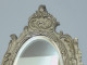 Delcampe - -JOLI ANCIEN MIROIR FACE A MAIN STYLE LOUIS XV ROCAILLE Bronze Argenté    E - Spiegels