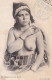 ALGERIE - MASSEUSE DE BAIN MAURE - FEMME SEINS NUS + TAMPON MILITAIRE PLACE COLOMB BECHAR - 1910 - 2 SCANS - Vrouwen