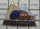 920 Pin's Pins / Beau Et Rare / TRANSPORTS / CAMION ROUTIER SORTANT D'UN TUNNEL MONTAGNE RELAIS D'EUROPE - Transport Und Verkehr