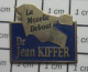 713c Pin's Pins / Beau Et Rare / PERSONNES CELEBRES / Dr JEAN KIFFER LA MOSELLE DEBOUT - Beroemde Personen