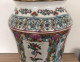 Delcampe - Ancien Vase Balustre En Céramique Magnifiquement Décoré, Chine, Milieu 20ème, H : 48 Cm - Aziatische Kunst