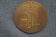 Scupture Sur Bronze Reine Belge,armoiries Royales,signé Géo Verbanck,diamètre 70 Mm. - Bronzes