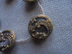 Delcampe - Ancien - 5 Boutons Laiton Volutes Chantournées Et Nacre 1,5 Mm Art Nouveau - Buttons