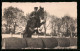 Foto-AK Soldat Auf Einem Pferd Beim Überspringen Einer Hürde Aus Fässern  - Horse Show