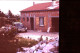 Photo Diapo Diapositive Slide à Situer Maison Et Voiture Simca 1500 Break En 1971 VOIR ZOOM - Diapositives