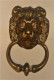 VINTAGE ANCIEN GROS HEUROIR DE PORTE  EN LAITON DECOR TETE DE LION ITALY TBE - Otros & Sin Clasificación