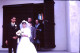 Photo Diapo Diapositive Slide MARIAGE à Situer Couple De Jeunes Mariés En 1963 VOIR ZOOM - Diapositives