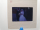 Photo Diapo Diapositive Slide à Situer MARIAGE Mariés Avec La Famille Devant Mairie Ou Eglise En 1963 VOIR ZOOM - Diapositives