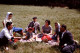 Photo Diapo Diapositive Slide à Situer FAMILLE Réunion Sur L'herbe 1963 VOIR ZOOM - Diapositives (slides)