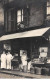 Commerce - N°77677 - Hommes Et Femme Devant Un Marchand De Fruits Et Légumes - Carte Photo à Localiser - Magasins