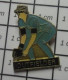 117 Pin's Pins / Beau Et Rare / SPORTS / BASE-BALL JOUEUR OUTFIELDER - Béisbol