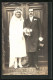 AK Hochzeit, Ehepaar, Im Weissen Kleid Und Im Anzug An Der Pforte  - Marriages