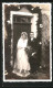AK Hochzeit, Ehepaar, Sie Im Brautkleid Und Er Im Anzug An Der Eingangstür  - Nozze