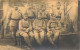 CARTE PHOTO NON IDENTIFIEE SEPT SOLDATS POSANT DEVANT UN DECOR - A Identifier