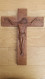 CRUCIFIX CHRIST EN CROIX MILIEU XX° SCULPTURE BOIS SIGNE RR HAUTEUR 36.5 CM. - Religion & Esotérisme