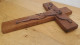 CRUCIFIX CHRIST EN CROIX MILIEU XX° SCULPTURE BOIS SIGNE RR HAUTEUR 36.5 CM. - Religion & Esotérisme