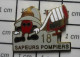 410c Pin's Pins / Beau Et Rare / POMPIERS / LE 18  CASQUE TUYAU LANCE - Firemen