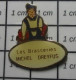 1210  Pin's Pins / Beau Et Rare / ALIMenTATION / LIVREUR DE VIN LES BRASSERIES MICHEL DREYFUS Une Bonne Affaire ! - Lebensmittel