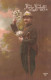 FANTAISIES - Porte Bonheur - Un Officier Tenant Des Bouquets De Fleurs - Colorisé - Carte Postale Ancienne - Hommes
