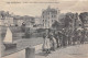 LANDERNEAU - Le Pont - Sur Le Quai, à L'heure De La Soupe Des Ecoliers - Landerneau