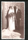 AK Portrait Eines Brautpaares In Hochzeitsmode Mit Schleier Und Blumenstrauss  - Hochzeiten
