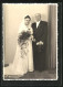 AK Portrait Eines Elegant Gekleideten Brautpaares Mit Blumenstrauss  - Marriages