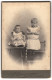 Fotografie H. P. Dannemand, Aarhus, Ryesgade 16, Zwei Süsse Kleine Mädchen In Weissen Kleidern, Neugierig U. Schüch  - Personnes Anonymes