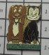 1618A Pin's Pins / Beau Et Rare : ANIMAUX / SPA HAGUENAU CHIEN MARRON CHAT NOIR - Dieren