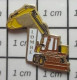 713c Pin's Pins / Beau Et Rare : MARQUES / LOMRE ENGIN DE CHANTIER TRACTOPELLE PELLETEUSE - Marques