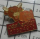 813C Pin's Pins / Beau Et Rare : ANIMAUX / VACHE MARRON COCHON ROSE CASH SAMER - Tiere