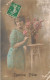 FETES - VOEUX - Bonne Fête - Une Femme Souriante - Fleur Dans Une Vase - Colorisé - Carte Postale Ancienne - Autres & Non Classés