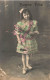 FETES - VOEUX - Bonne Fête - Enfant - Jeune Fille Debout Tenant Des Fleurs Dans Ses Mains - Carte Postale Ancienne - Autres & Non Classés