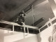 PHOTO SNAPSHOT 1970 Homme Barbu Avec Chapeau Sur Une Passerelle Qui Parle à Quelqu’un Au-dessus De Lui Poulie Cordes - Anonyme Personen