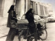 PHOTO SNAPSHOT 1970 Femme Dans La Rue, Sur La Route Sur Un Solex, Voiture Immatriculée En Arabe Peugeot Citroën Renault - Anonyme Personen