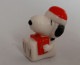 FEVE  - FEVES -   "VAHINÉ  2011 -  SNOOPY" -  LE CHIEN SNOOPY ASSIS, BONNET NOEL Et CADEAU - Comics