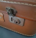 Delcampe - Valise Vintage Année 50, En Carton Rigide, Poignée En Métal, Les Fermetures Fonctionnent Mais Pas De Clé - Sonstige & Ohne Zuordnung