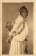 Femme Tzigane Et Son Enfant - Frauen