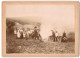 Fotografie Unbekannter Fotograf, Ansicht Auerbach I. V., Familie Vömel Mit Landwirt Beim Verbrennen Von Kartoffelkraut  - Métiers