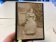 Photo Snapshot 1910 Photo Sur Carton, Enfant Fille, Assise Devant La Maison Avec Une Grande Robe De Profil - Anonymous Persons