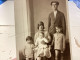Photo Snapshot 1930 Photo Carte Portrait De Famille, Homme Femme Avec Leurs Enfants, Bébé Homme Qui Regardent En L’air - Anonymous Persons