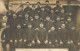 CARTE PHOTO NON IDENTIFIÉE SOLDATS POSANT DANS LA COUR DE LA CASERNE - To Identify