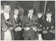 C5972/ Bee Gees Verleihung Gold Discs Original Pressefoto Foto 21 X15 Cm 1968 - Otros & Sin Clasificación