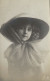 CPA   1910  Fillette élégante  Avec  Un  Chapeau  Noué  Par  Voile   Beautiful  Pretty  Little  Girl - Ritratti