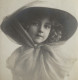 CPA   1910  Fillette élégante  Avec  Un  Chapeau  Noué  Par  Voile   Beautiful  Pretty  Little  Girl - Ritratti