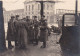 Drittes Reich. NAMUR, Belgien - Wallonien. 2 Fotos Wehrmachtssoldaten. Rast Auf Dem Parkplatz Am Bahnhof Von Namur. - 1939-45