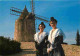 Folklore - Costumes - Provence - Arlésiennes Devant Le Moulin De Alphonse Daudet - Flamme Postale - Voir Scans Recto Ver - Costumi