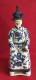 Magnifique Statuette Dignitaire Chinois - Porcelaine Bleue & Blanc - Chine, 2ème Moitié 20ème Siècle - Asiatische Kunst